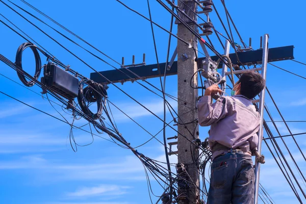 Asiatischer Techniker Auf Der Leiter Überprüft Und Renoviert Digitales Kabelfernsehsystem — Stockfoto