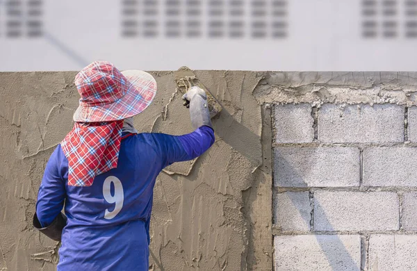 Zadní Pohled Ženský Stavební Dělnický Sádrový Cement Betonové Stěně Mimo — Stock fotografie