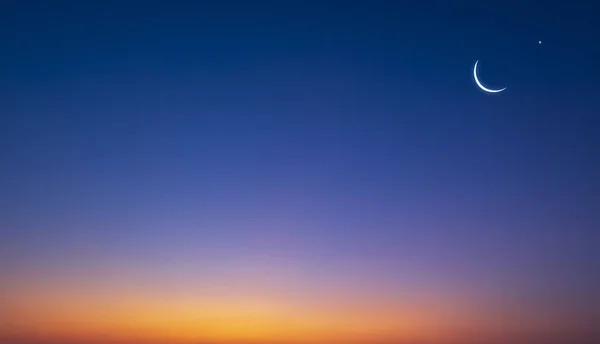 五彩斑斓的地平线上的新月和星空 美丽的暮色背景 为斋月 宰牲节 穆巴拉克 开斋节 穆哈拉姆提供了自由的空间 — 图库照片