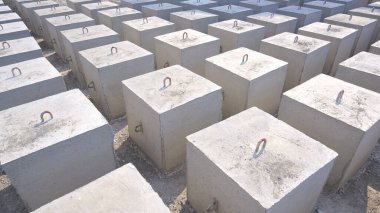Sualtı Beton Çapaları 'nın sanayi bölgesindeki şamandıra bloklarının yüksek açılı görüntüsü
