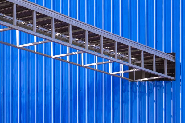 架空电缆梯形托盘 用于从外置至蓝色工业大厦的电力及控制线的安装 — 图库照片