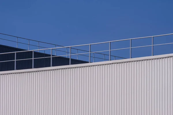 Moderne Witte Zwarte Gegolfde Stalen Fabrieksgebouwen Muur Met Aluminium Hek — Stockfoto