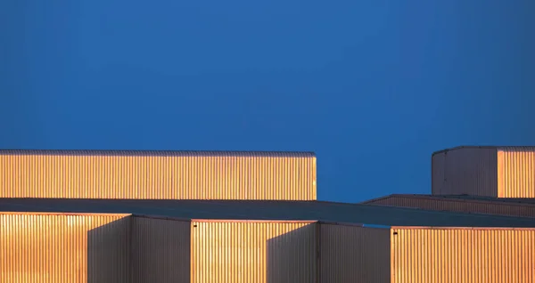 Prachtige Zonlicht Reflectie Het Oppervlak Van Modern Golfstaal Industriële Fabriek — Stockfoto