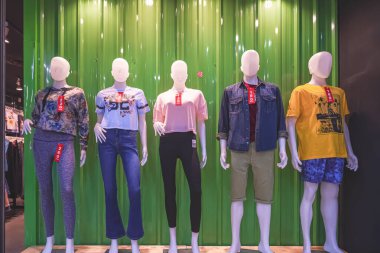 Chiang Mai, Tayland - 13 Nisan 2023: Büyük c hipermarketinin içindeki butik mağazasının önünde günlük kıyafet tarzı sergileyen bir grup manken