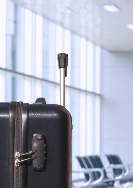 Havaalanındaki yolcu dinlenme alanındaki güvenlik kilidini kabul eden Ulaşım Güvenliği İdaresi 'nin bavuluna odaklan. 