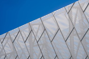 Alüminyum Genişletilmiş Metal Sayfa 'dan yapılmış Boş Modern Açık hava Billboard' unun geometrik çapraz desen arkaplanı mavi berrak gökyüzü arkaplanına karşı