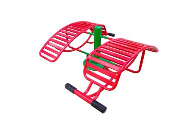 İki kırmızı ve yeşil açık hava bankları beyaz arka planda kırpma yolu ile izole oturur.