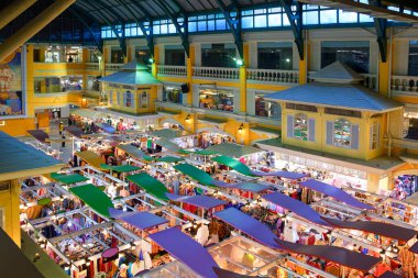 Bangkok, Tayland - May01,2023: Plaza Meydanı 'ndaki birçok moda giyim standının yüksek açılı görüntüsü