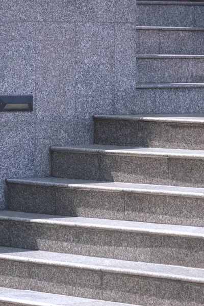 入り口付近の灰色の大理石の階段の階段面の日差しと影と垂直フレーム — ストック写真