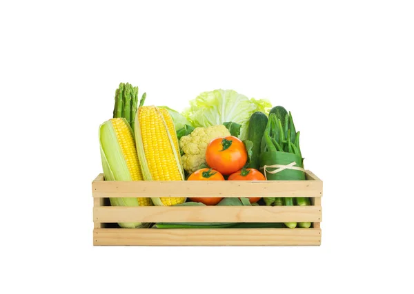 クリッピングパスを持つ白い背景に隔離された木製の箱の中の様々な新鮮な有機野菜 — ストック写真