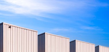 Blue Sky 'a karşı endüstriyel bükülmüş metal depo binalarının panoramik görüntüsü
