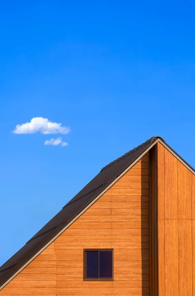 Skleněné Podkrovní Okno Dřevěné Štítové Střeše Vinobraní Domu Proti Modré — Stock fotografie