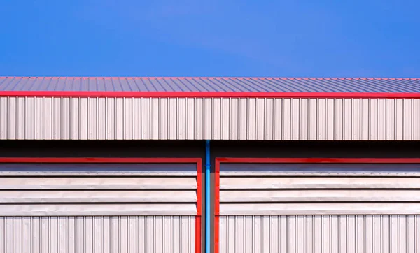 Алюминиевые Люстры Дождевые Трубы Стальных Стенах Рифленой Металлической Крышей Промышленного — стоковое фото