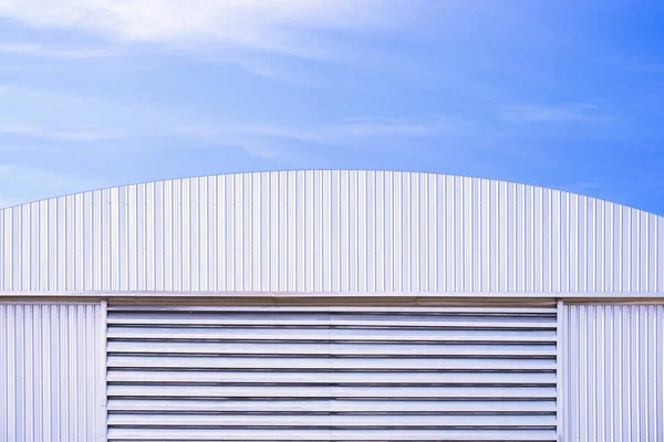 Алюминиевый Жалюзи Гофрированной Стальной Стене Складского Здания Изогнутой Металлической Крышей — стоковое фото