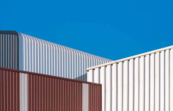 Gegolfd Metaal Industriële Kantoorgebouwen Met Aluminium Magazijn Tegen Blauwe Heldere — Stockfoto