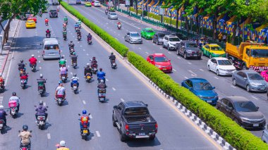 Bangkok, Tayland - 26 Mayıs 2023: Şehir merkezindeki yoğun saatlerde yoğun tek yönlü yollar boyunca trafik geçer, yüksek açı ve bakış açısı