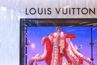 Bangkok, Tayland - 26 Mayıs 2023: Louis Vuitton ürünleri ve multimedya ile dans eden balkabağı Siam Paragon alışveriş merkezindeki Louis Vuitton mağazasının önünde renkli vitrinlerde sergileniyor