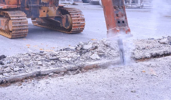 Kazıcı hidrolik ezici çekiç, su boru sistemi projesine hazırlanmak için asfalt yolu kırıyor 