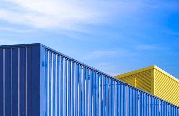 Kleurrijke Blauwe Gele Golfplaten Magazijn Industriële Gebouwen Tegen Blauwe Lucht — Stockfoto