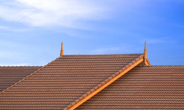 Úrovně Hnědé Keramické Dlaždice Střecha Stylu Vintage Proti Modré Obloze — Stock fotografie
