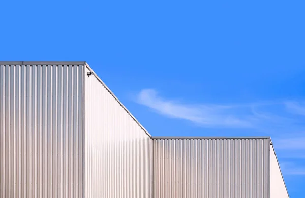 Alumínio Ondulado Edifício Industrial Contra Céu Azul Fundo Ângulo Baixo — Fotografia de Stock