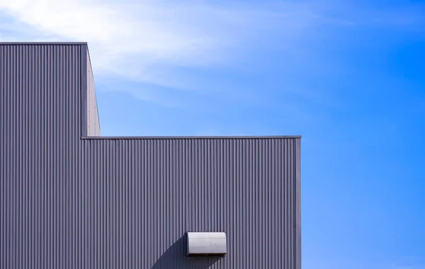 하늘을 배경으로 현대식 건물의 건조기 배출구가 골함석 — 스톡 사진