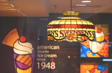 Chiang Mai, Tayland - 22 Haziran 2023: Büyük C Extra Süpermarket 'te Swensen' in dükkanının duvarında renkli dondurma resimli aydınlık Vintage Vintage Lamba