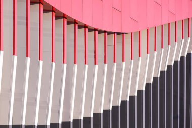 Modern dış bina duvar dekorasyonunda alüminyum alaşımlı yüzgeçli çoklu renk gölgeleme yüzgeçlerinin geometrik eğri desen arka planı perspektif kenarı görünümünde