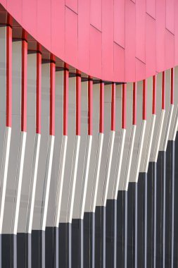 Modern dış yapı duvar dekorasyonu dikey çerçevesinde alüminyum alaşımlı çok renkli yüzgeçlerin geometrik eğri desen arka planı
