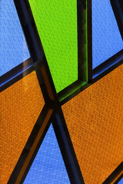 Pohledy Přes Průhlednou Skleněnou Stěnu Barevné Vitráže Interiérového Okna Geometrickým — Stock fotografie