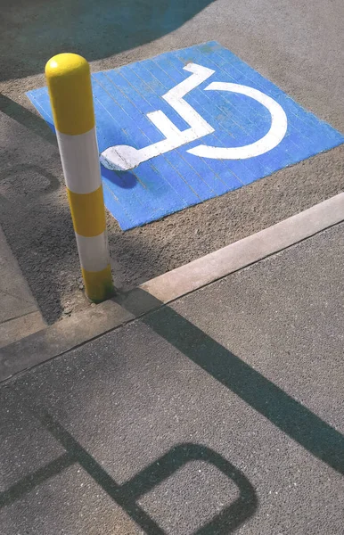 Światło Cień Powierzchni Niepełnosprawnego Znaku Wózka Inwalidzkiego Żółto Białym Punktem — Zdjęcie stockowe