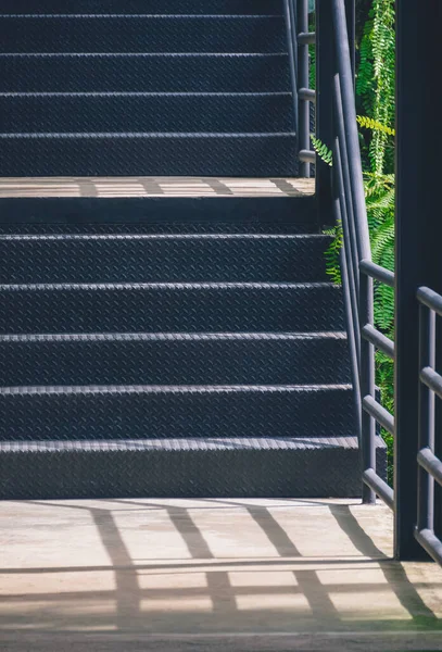 Doğanın Karanlık Metal Merdivenlerinde Güneş Işığı Gölge Halka Açık Parkta — Stok fotoğraf
