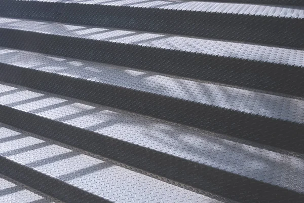 屋外の金属の階段の背景 スチール製のステップの表面の光と影 視点側のビュー — ストック写真