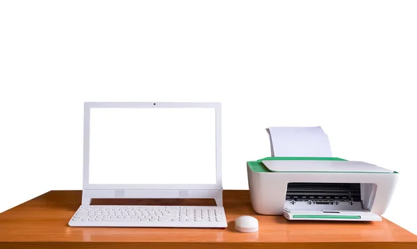 白い背景にクリッピングパスで隔離された木の机の空白スクリーン 無線キーボードおよびプリンターが付いている現代コンピュータ — ストック写真