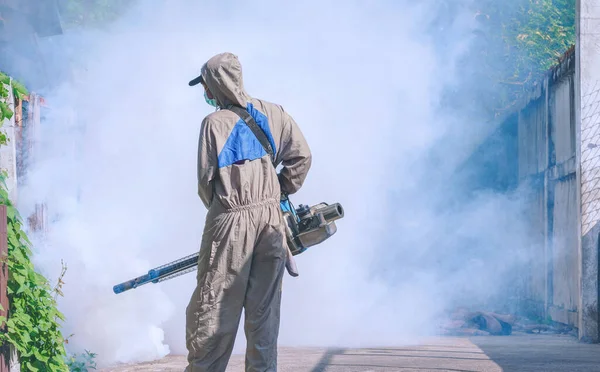 Trabalhadores Saúde Que Usam Máquina Nevoeiro Pulverizando Produtos Químicos Para Imagens De Bancos De Imagens Sem Royalties