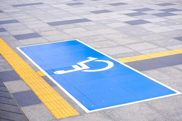 Доступный Знак Инвалидной Коляски Желтыми Тактильными Тротуарными Линиями Мраморной Поверхности — стоковое фото