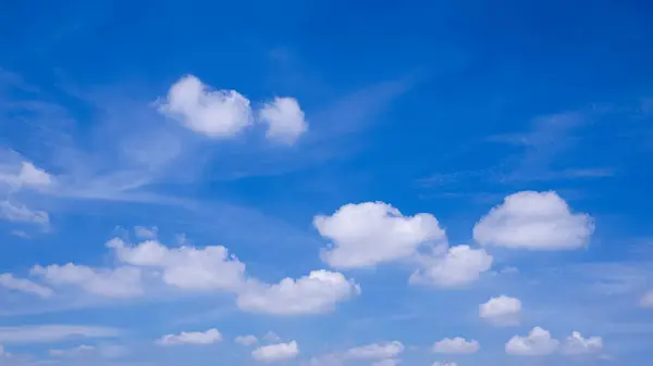 Fundal Cer Albastru Mulți Nori Albi Pufoși Cerul Pastelat Frumoasa Fotografie de stoc