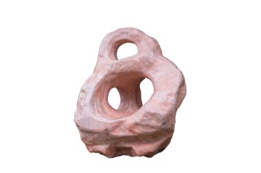 Pembe mermerden yapılmış büyük bahçe süsleme taşı beyaz arka planda izole edilmiş kırpma yolu ile