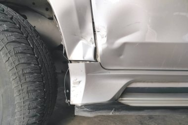 Bir kazadan sonra bronz araba yüzeyinde çizikler ve çizikler var..