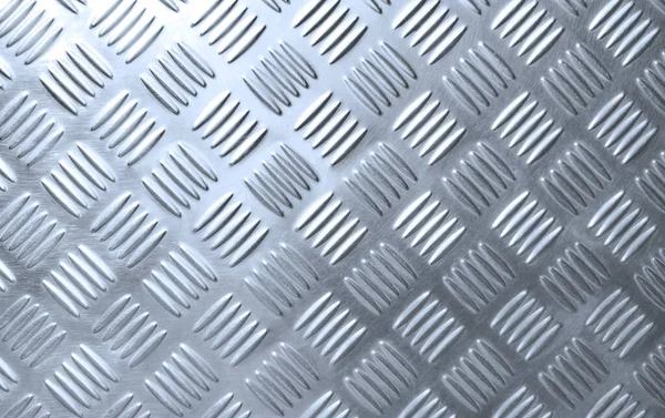 Yüzeyinde çizikler, doku ve ışık yansıması olan eski gümüş çelik işlemeli plaka arka plan