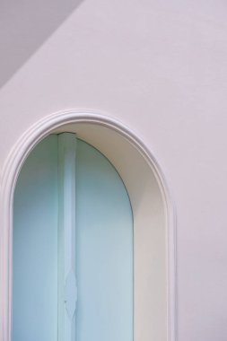 Pastel mavi ahşap kemer penceresi dikey çerçeveli beyaz beton bina duvarı, sokak minimal mimari tarzı arka plan 