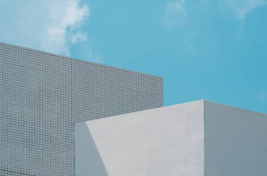 Geometrik dış mimari eski Beyaz Saray binasının arka planı sokak fotoğrafçılığı tarzında soluk mavi gökyüzüne karşıdır