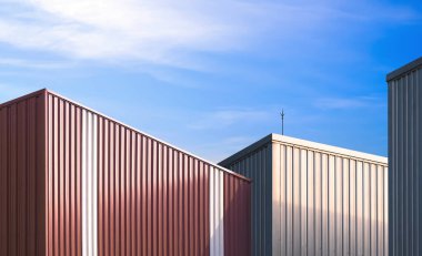 Fabrika alanındaki alüminyum endüstriyel depo binaları mavi gökyüzü arka planı, düşük açı ve bakış açısına karşı