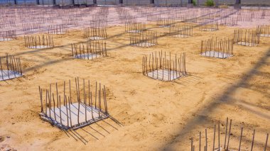 Büyük sanayi binasının inşaat sahasında güçlendirilmiş beton döşeme çalışması için zemine sağlam destek çeliği döşeme