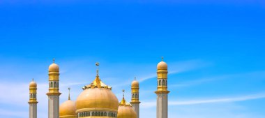 Altın camilerin panoramik manzarası ve mavi gökyüzüne karşı kuleler, metin Ramazan Kareem, Kurban Bayramı, Kurban Bayramı, Mübarek, yeni yıl Muharram