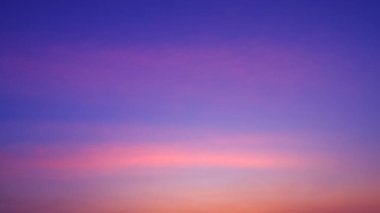 Akşam Gökyüzü Arkaplanı Mavi Romantik Alacakaranlık Gökyüzünde Renkli Pembe Günbatımı Bulutu