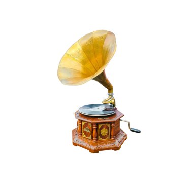 Pirinç korna hoparlörlü eski klasik gramofon beyaz arka planda, kırpma yolu ile izole edilmiş plakalar üzerinden müzik çalmak için