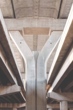 Eski yüksek ekspres yolun dikey çerçevesindeki beton temel yapısının geometrik arkaplanı, düşük açı görünümü