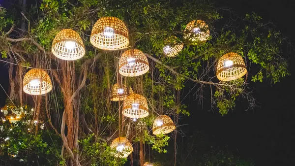 Iluminação Iluminada Decorativa Muitas Lâmpadas Bambu Vintage Com Galinheiro Pendurado Fotos De Bancos De Imagens
