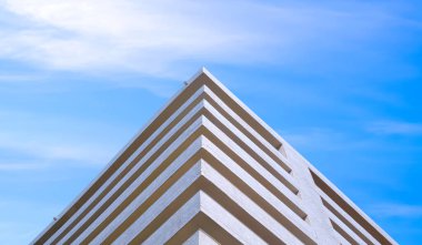 Garaj binasının geometrik çizgileri mavi gökyüzü arkaplanına karşı sokak biçiminde, alt görünümü kopyalama alanı ile